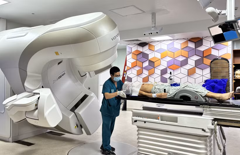 Một bệnh nhân ung thư chuẩn bị được xạ trị tại Bệnh viện Ung bướu Thành phố Hồ Chí Minh. (Ảnh: TTXVN phát)