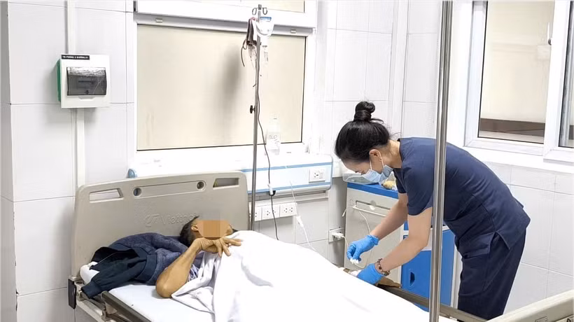 Nhân viên y tế theo dõi sức khỏe cho bệnh nhân xơ gan. (Ảnh: PV/Vietnam+)