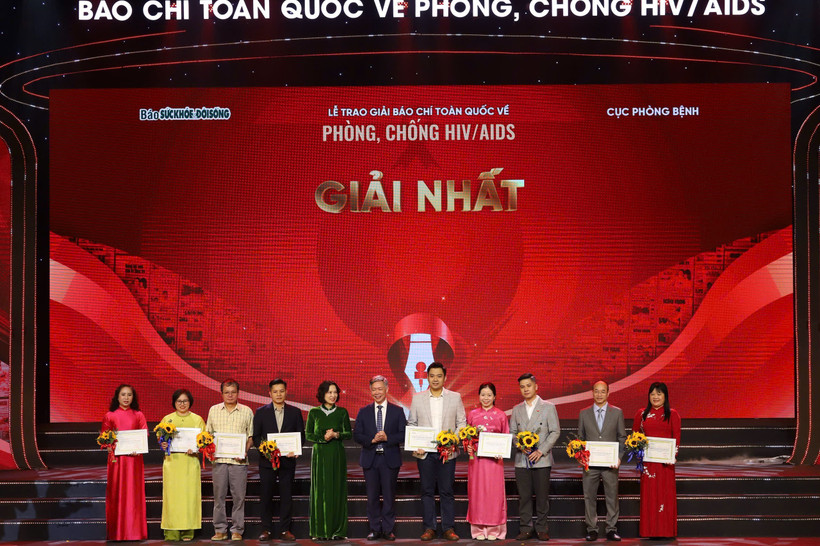 Các tác giả và nhân vật đoạt giải Nhất. (Ảnh: PV/vietnam+)