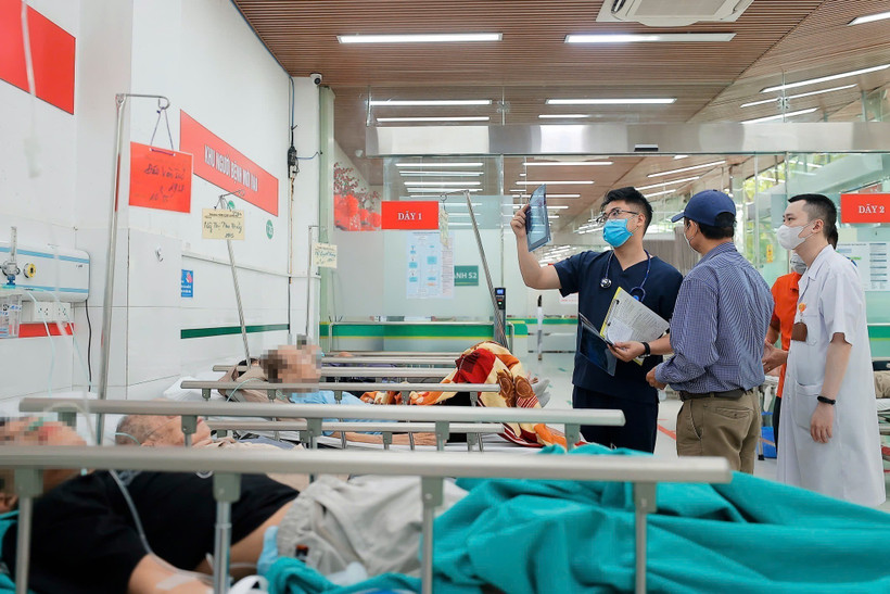 Công tác cấp cứu cho bệnh nhân tại Bệnh viện Bạch Mai. (Ảnh: Minh Quyết/TTXVN)