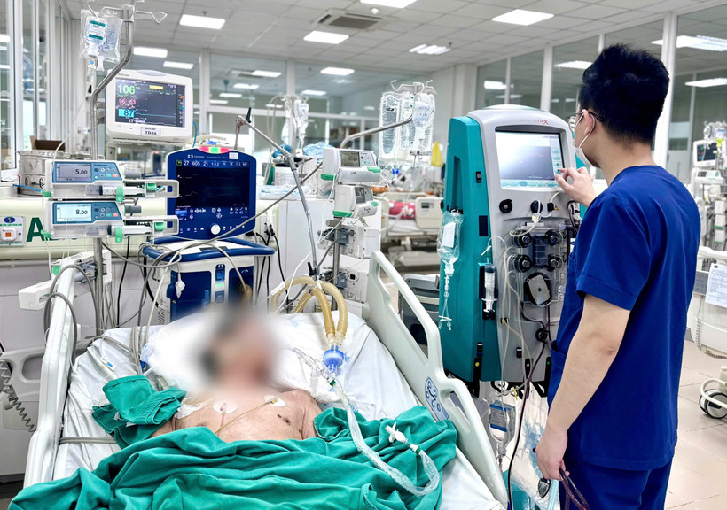 Bác sỹ theo dõi tình trạng cho bệnh nhân. (Ảnh: PV/Vietnam+)