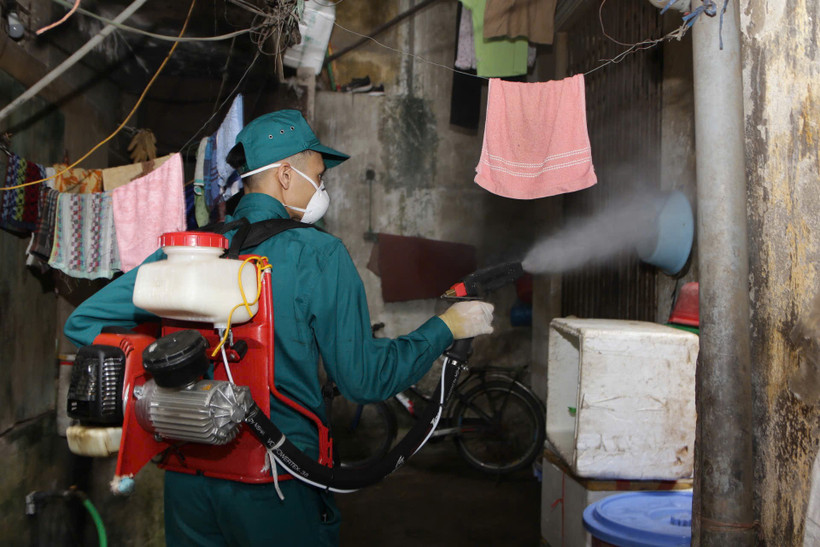 Lực lượng chức năng phun hóa chất phòng bệnh sốt xuất huyết. (Ảnh: PV/Vietnam+)