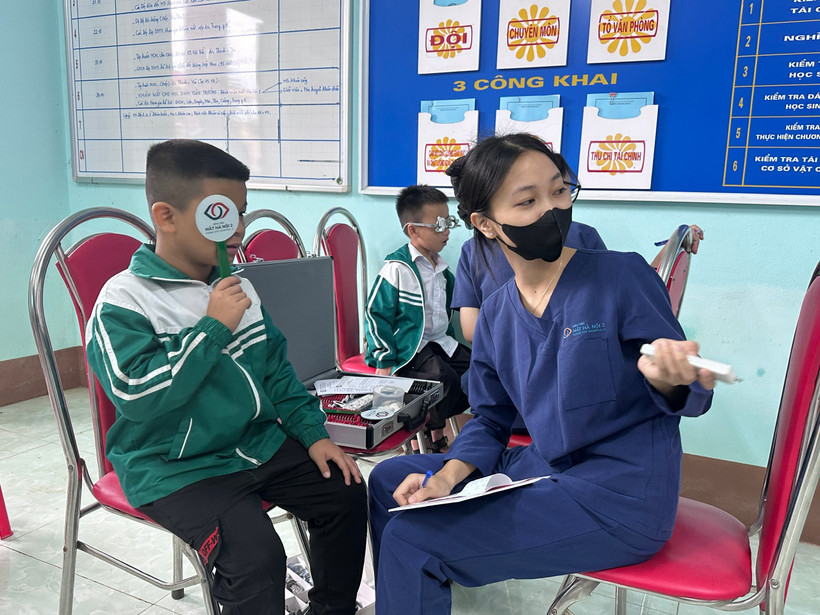 Các bác sỹ khám mắt cho học sinh Trường Tiểu học Đào Xá. (Ảnh: PV/Vietnam+)