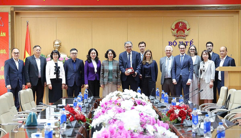 Thứ trưởng Bộ Y tế Nguyễn Thị Liên Hương đã tiếp Giáo sư Yazdan Yazdanpanah - Giám đốc Cơ quan Quốc gia nghiên cứu về các bệnh truyền nhiễm mới nổi (ANRS MIE) của Pháp. (Ảnh: PV/Vietnam+)