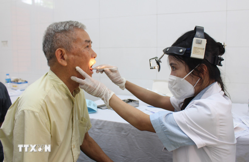 Người cao tuổi tại Hà Nội được kiểm tra tổng quát tai, mũi, họng. (Ảnh: Nguyễn Thắng/TTXVN)
