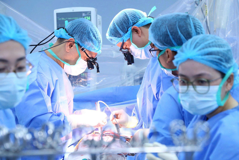 Các bác sỹ Bệnh viện Trung ương Quân đội 108 thực hiện một ca ghép tạng. (Ảnh: PV/Vietnam+)