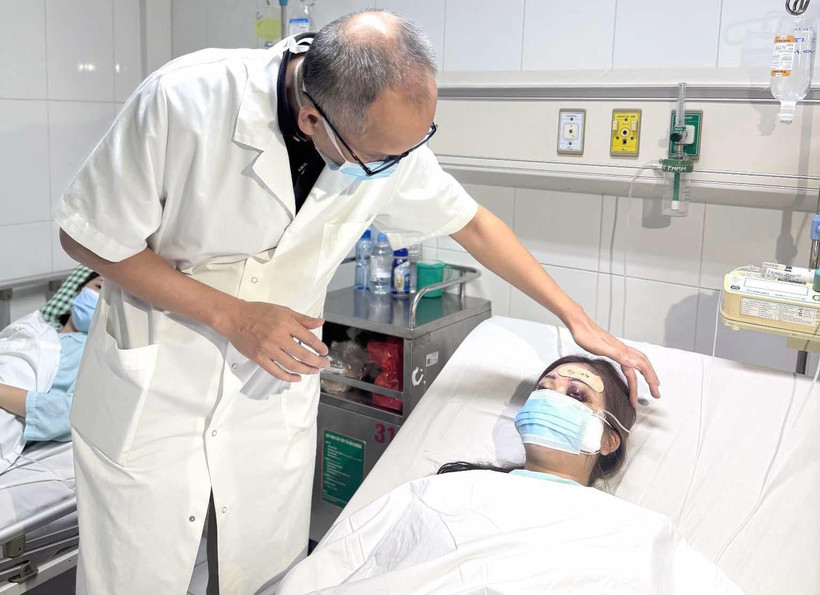 Phó giáo sư Nguyễn Hồng Hà khám cho bệnh nhân nữ 29 tuổi mù mắt vĩnh viễn vì tiêm filler tại nhà. (Ảnh: PV/Vietnam+)