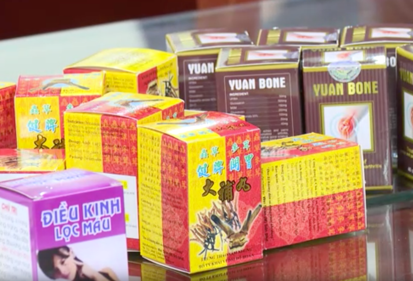 Công an tỉnh Thanh Hóa thông tin triệt phá đường dây sản xuất, buôn bán thuốc tân dược giả quy mô toàn quốc. (Ảnh: TTXVN)