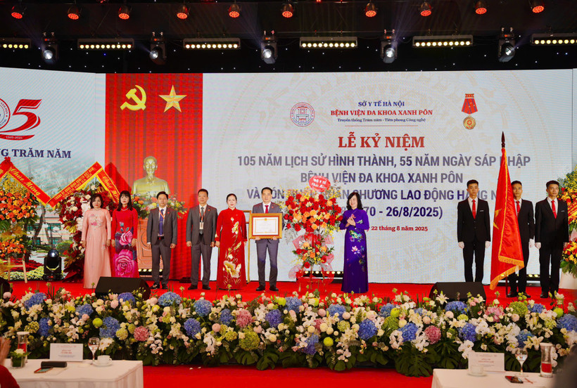 Bộ trưởng Bộ Y tế Đào Hồng Lan đã trao tặng Huân chương Lao động hạng Nhất của Chủ tịch nước cho Bệnh viện Đa khoa Xanh Pôn. (Ảnh: PV/Vietnam+)