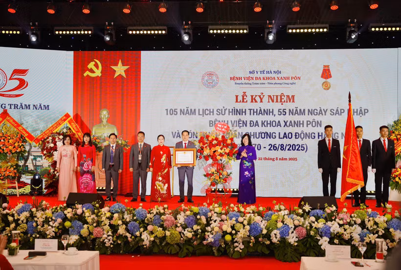 Bộ trưởng Bộ Y tế Đào Hồng Lan đã trao tặng Huân chương Lao động hạng Nhất của Chủ tịch nước cho Bệnh viện Đa khoa Xanh Pôn. (Ảnh: PV/Vietnam+)