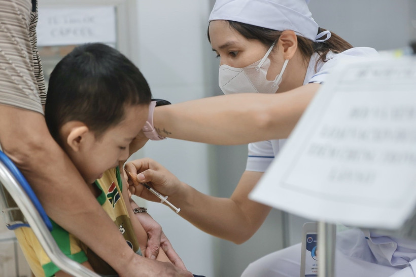 Nhân viên y tế tiêm vaccine phòng sởi cho trẻ trong độ tuổi. (Ảnh: Minh Quyết/TTXVN)