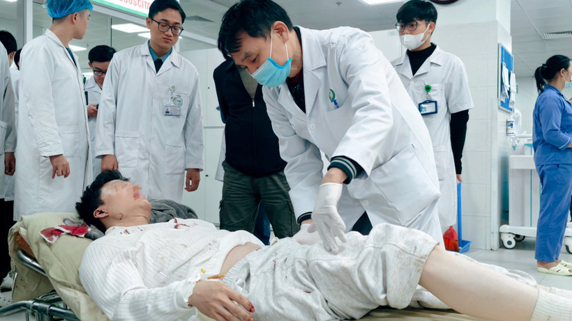 Các bác sỹ Bệnh viện Hữu nghị Việt Đức kiểm tra tình trạng cho các bệnh nhân. (Ảnh: PV/Vietnam+)