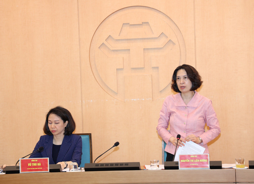 Thứ trưởng Bộ Y tế Nguyễn Thị Liên Hương và đoàn công tác của Bộ Y tế đã làm việc về công tác phòng chống dịch sốt xuất huyết trên địa bàn thành phố Hà Nội. (Ảnh: T.M/Vietnam+)