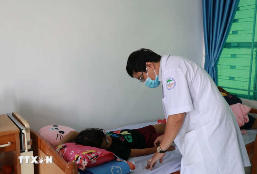 Bác sỹ Bệnh viện Bệnh Nhiệt đới tỉnh Khánh Hòa theo dõi ca mắc sốt xuất huyết ngày mắc thứ 6. (Ảnh: Phan Sáu/TTXVN)