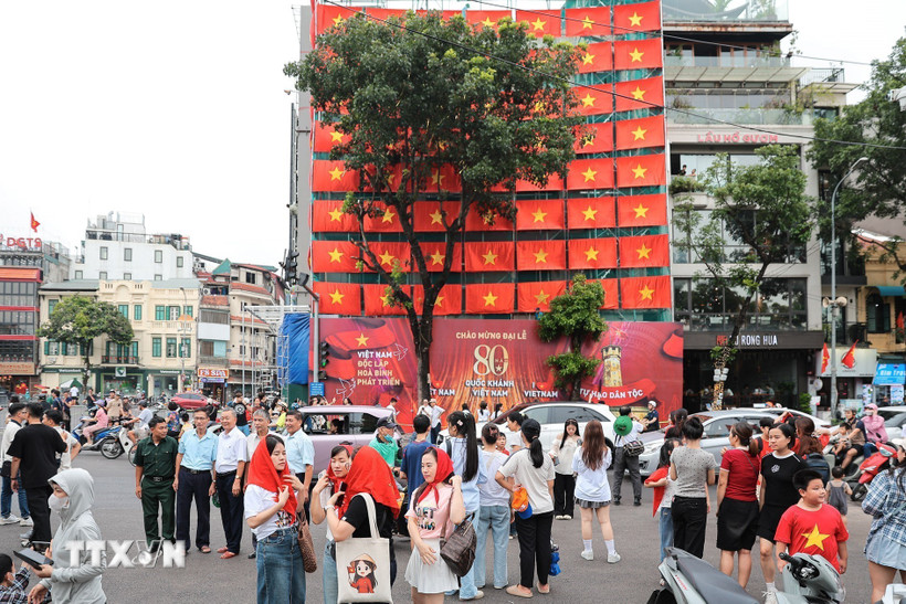 Đông đảo người dân Thủ Đô chụp ảnh check-in tại quảng trường Đông Kinh Nghĩa Thục. (Ảnh: Lê Đông/TTXVN)