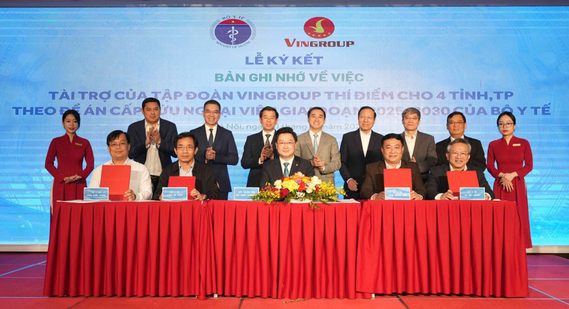 Các bên ký kết triển khai Đề án Cấp cứu Ngoại viện cấp quốc gia, giai đoạn 2025-2030. (Ảnh: PV/Vietnam+)