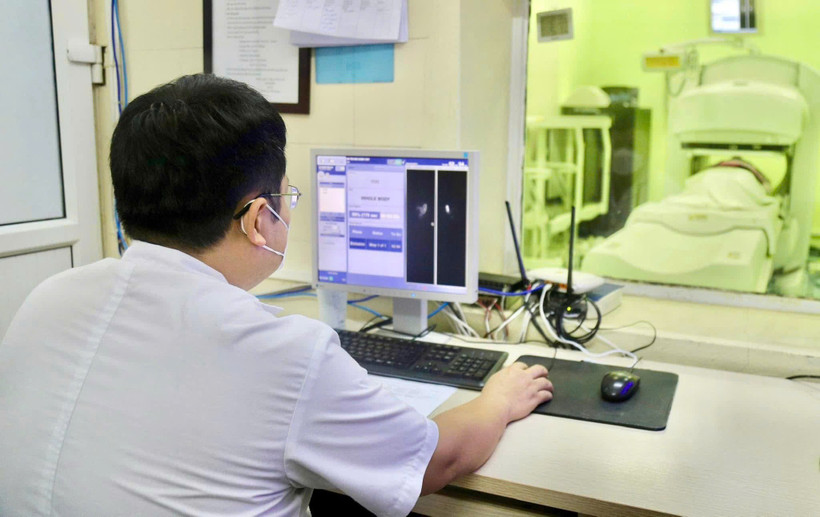 Bác sỹ theo dõi, điều trị cho bệnh nhân ung thư tại Bệnh viện K. (Ảnh: PV/Vietnam+)