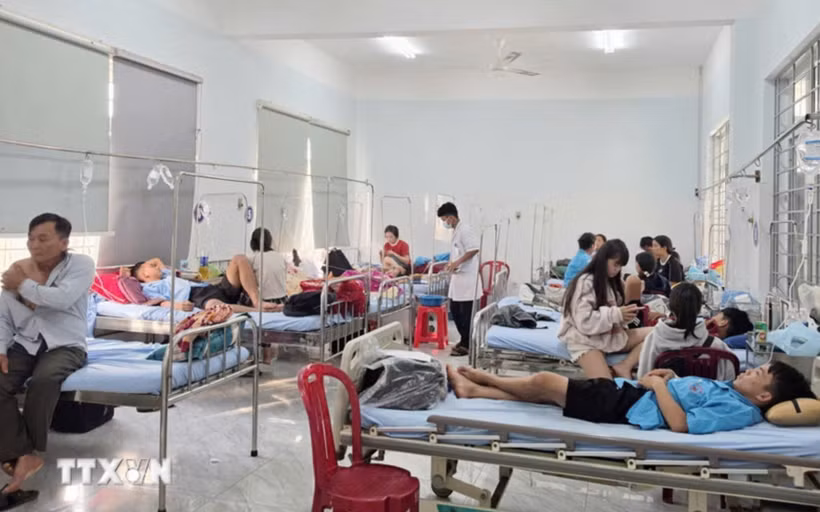 Các bệnh nhân nghi do ngộ độc thực phẩm đang được điều trị tại Trung tâm Y tế Ea H’Leo, tỉnh Đắk Lắk. (Ảnh: TTXVN phát)