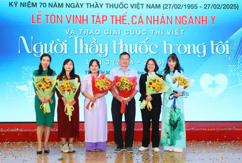 Các tác giả đoạt giải Cuộc thi viết Người thầy thuốc trong tôi lần 3. (Ảnh: PV/Vietnam+)