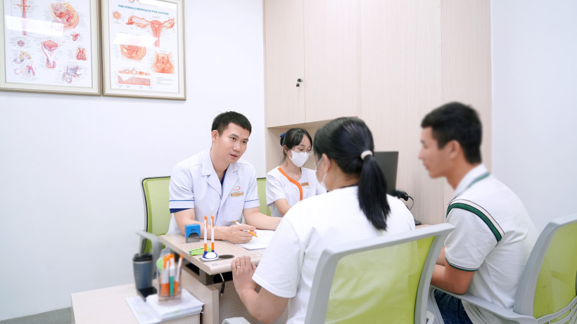 Bác sỹ tư vấn cho các gia đình hiếm muộn. (Ảnh: PV/Vietnam+)