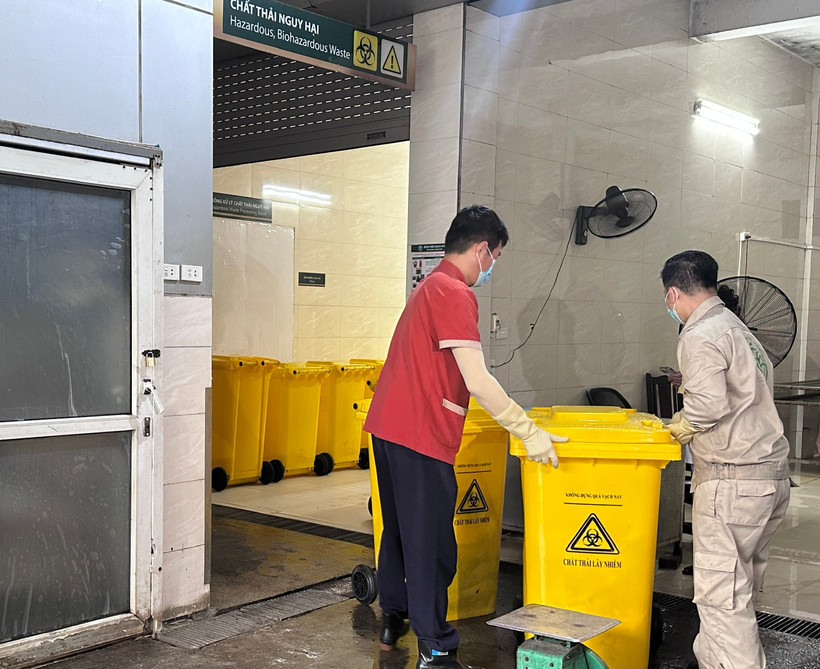 Nhân viên làm công tác xử lý chất thải y tế nguy hại tại Bệnh viện Bạch Mai. (Ảnh: PV/Vietnam+)
