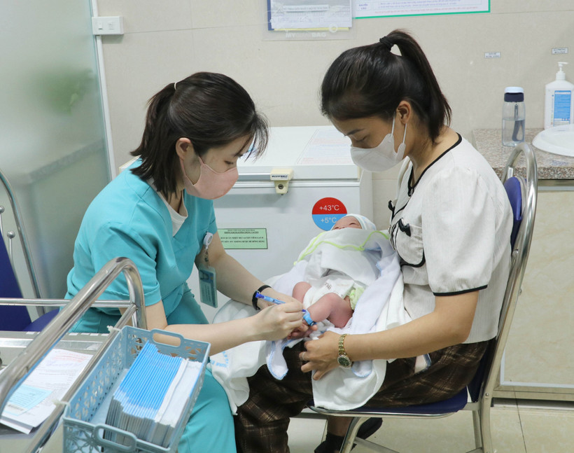 Đẩy mạnh tiêm phòng vaccine cho trẻ em tại Ninh Bình. (Ảnh: Thùy Dung/TTXVN)