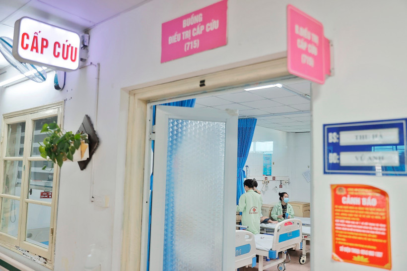 Hiện nay, đang là thời điểm giao mùa, ngoài bệnh COVID-19 nhiều bệnh nhi mắc các bệnh như: Tay chân miệng, sởi, sốt xuất huyết… (Ảnh: Minh Quyết/TTXVN)