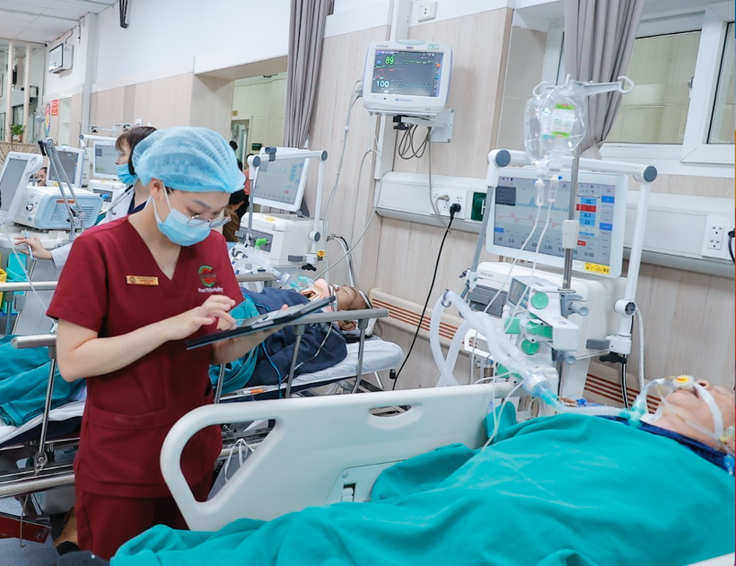 Nhân viên y tế theo dõi tình trạng cho bệnh nhân cấp cứu. (Ảnh: M.Q/Vietnam+)