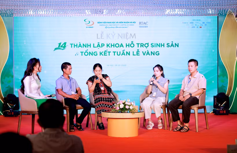 Các gia đình chia sẻ về hành trình có con tại Buổi lễ. (Ảnh: PV/Vietnam+)