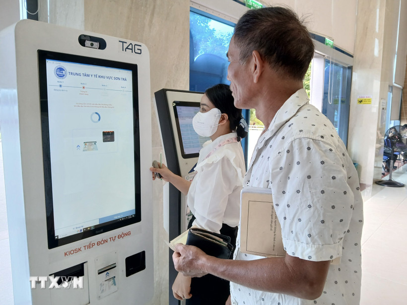 Hướng dẫn người dân đăng ký khám, chữa bệnh và thanh toán viện phí qua căn cước công dân gắn chíp. (Ảnh: Mỹ Hà/TTXVN)