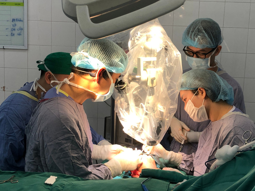 Các bác sỹ thực hiện ca phẫu thuật cho bệnh nhân. (Ảnh: PV/Vietnam+)
