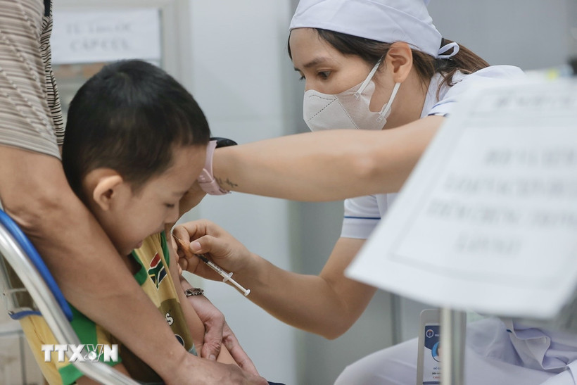 Nhân viên y tế tiêm vaccine phòng sởi cho trẻ trong độ tuổi. (Ảnh: Minh Quyết/TTXVN)