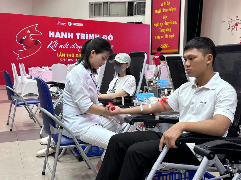 Bạn trẻ tham gia hiến máu tình nguyện. (Ảnh: T.G/Vietnam+)