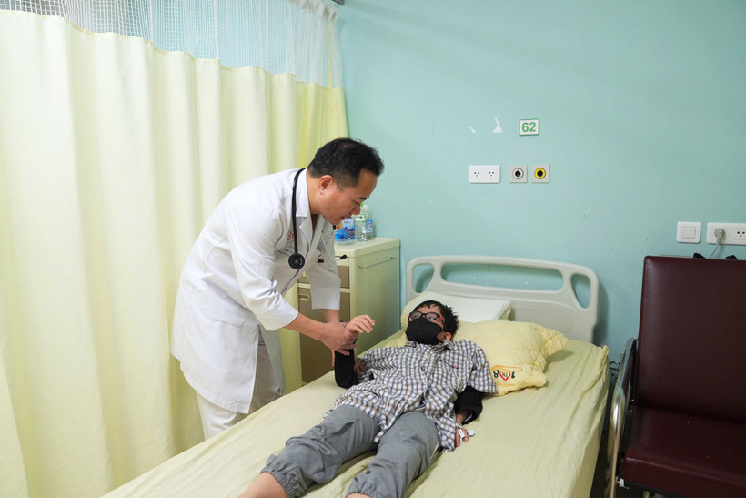 Bé Đ.K. 8 tuổi đã hoàn toàn hồi phục sức khỏe. (Ảnh: PV/Vietnam+)