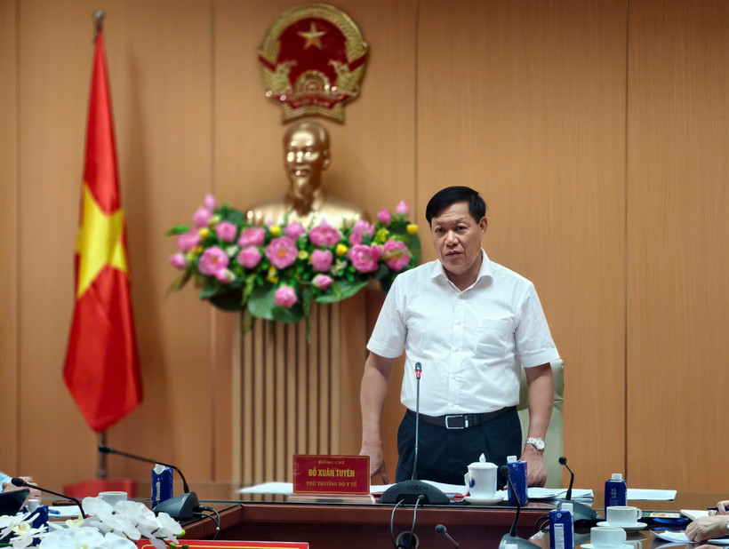 Thứ trưởng Bộ Y tế Đỗ Xuân Tuyên phát biểu tại cuộc họp. (Ảnh: PV/Vietnam+)
