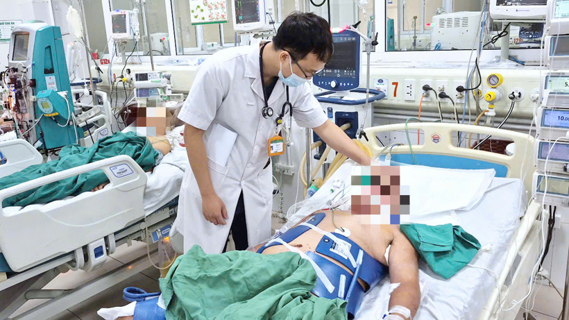 Bác sỹ thăm khám cho bệnh nhân. (Ảnh: PV/Vietnam+)