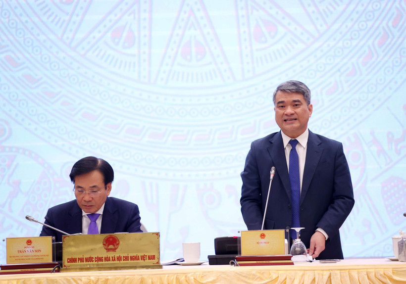 Thứ trưởng Bộ Tư pháp Nguyễn Thanh Tú trả lời các câu hỏi của nhà báo. (Ảnh: Văn Điệp/TTXVN)