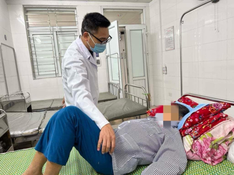 Một bệnh nhân nhiễm sán lợn đang điều trị tại Bệnh viện Đặng Văn Ngữ. (Ảnh: PV/Vietnam+)