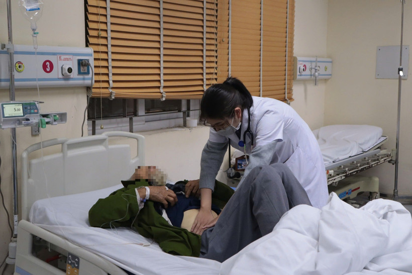 Bác sỹ điều trị cho bệnh nhân tại Bệnh viện E trong đêm Giao thừa. (Ảnh: PV/Vietnam+)