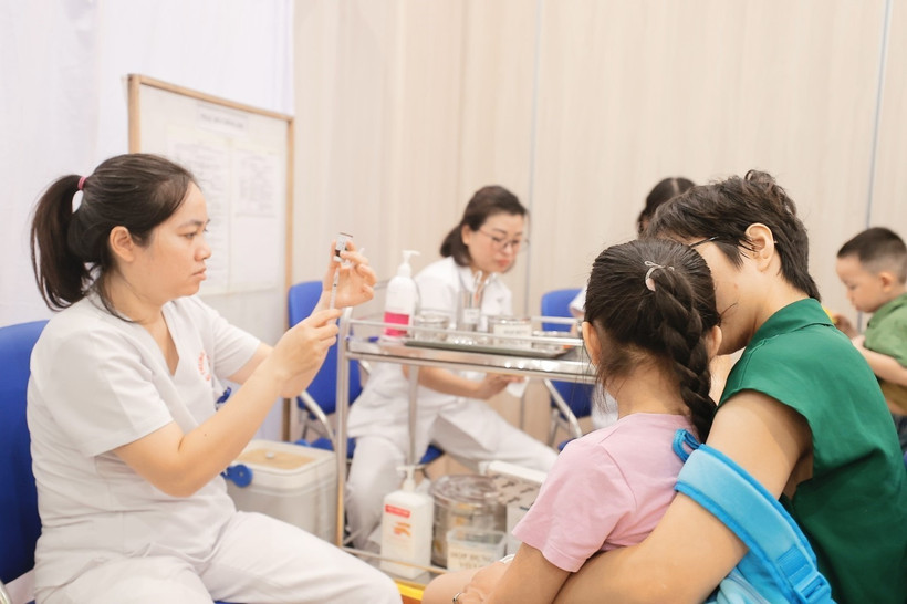 Tiêm vaccine phòng sởi cho gần 1.000 trẻ từ một đến năm tuổi chưa tiêm đủ mũi hoặc chưa tiêm vaccine phòng sởi tại Quận Hoàn Kiếm. (Ảnh: Minh Quyết/TTXVN)