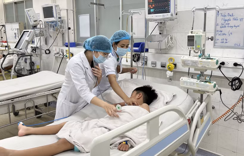 Trẻ mắc sốt xuất huyết nặng được điều trị tại Bệnh viện Bệnh Nhiệt đới Thành phố Hồ Chí Minh. (Ảnh: TTXVN/Vietnam+)