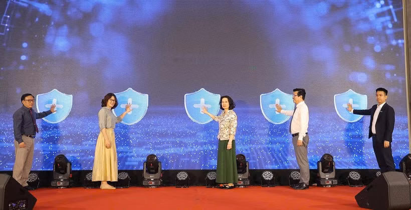 Ấn nút phát động Cuộc thi sản phẩm phát thanh, truyền hình về gương sáng trong công tác phòng bệnh. (Ảnh: PV/Vietnam+)