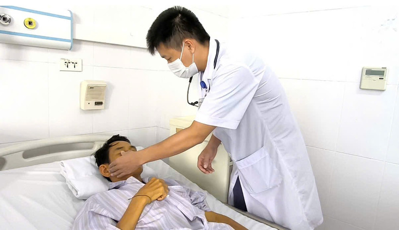 Bác sỹ theo dõi tình trạng cho bệnh nhân. (Ảnh: PV/Vietnam+)