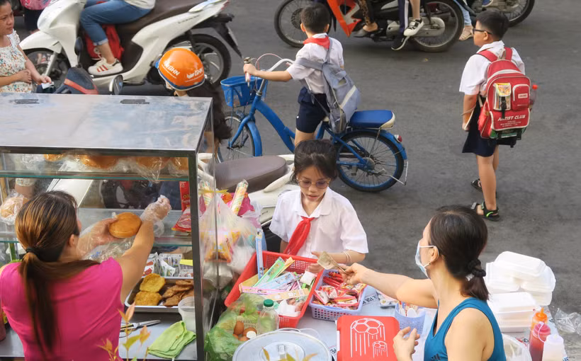 Các cơ sở kinh doanh dịch vụ ăn uống, thức ăn đường phố ngày càng phổ biến. (Ảnh: TTXVN/Vietnam+)