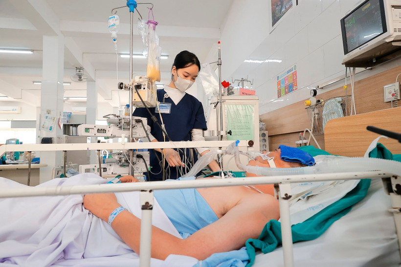 Nhân viên y tế chăm sóc cho bệnh nhân. (Ảnh: Minh Quyết/TTXVN)