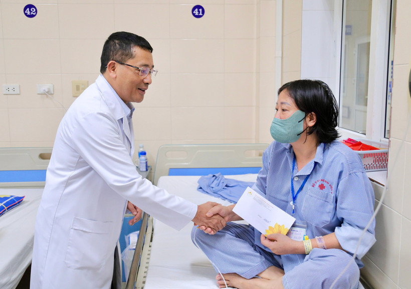 Lãnh đạo Bệnh viện K trao quà hỗ trợ cho bệnh nhân ung thư. (Ảnh: PV/Vietnam+)