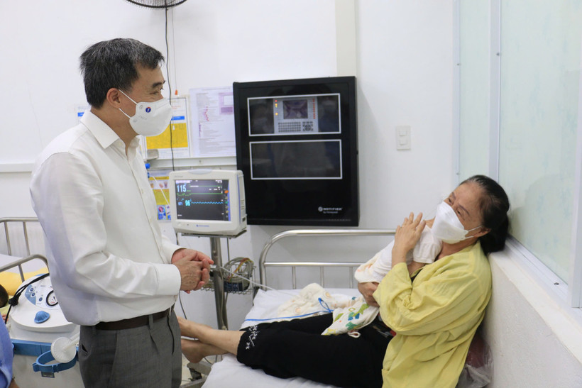 Thứ trưởng Bộ Y tế Trần Văn Thuấn kiểm tra công tác điều trị bệnh sởi tại Đà Nẵng. (Ảnh: PV/Vietnam+)