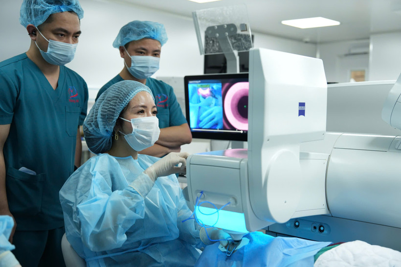 Phẫu thuật tật khúc xạ bằng SMILE Pro - một trong những công nghệ rút lõi mô hiện đại nhất hiện nay. (Ảnh: PV/Vietnam+)