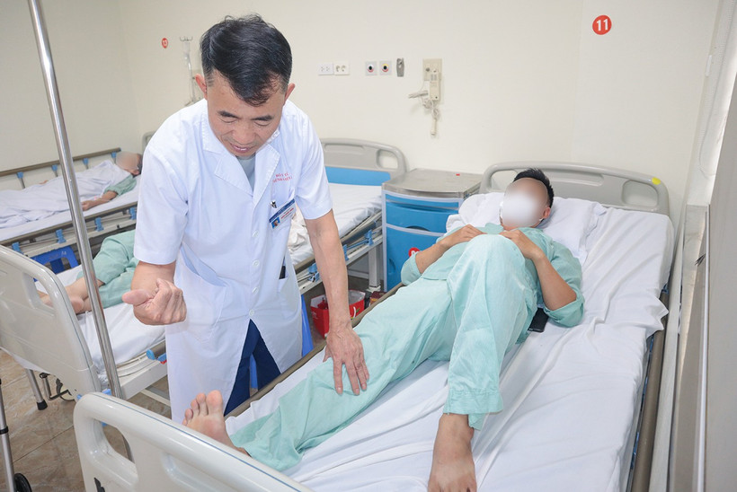 Bác sỹ theo dõi sức khỏe cho bệnh nhân. (Ảnh: PV/Vietnam+)