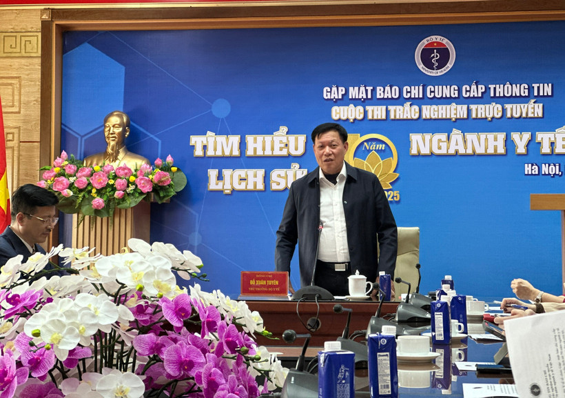 Thứ trưởng Bộ Y tế Đỗ Xuân Tuyên thông tin về Cuộc thi trắc nghiệm trực tuyến tìm hiểu lịch sử 70 năm ngành Y tế Việt Nam. (Ảnh: PV/Vietnam+)